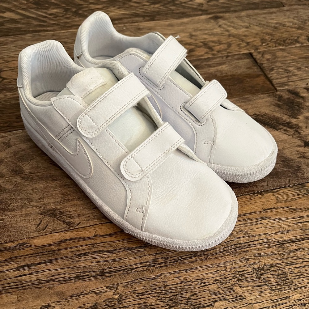 Nike Court Royale
Little Kids' Shoes with Velcro